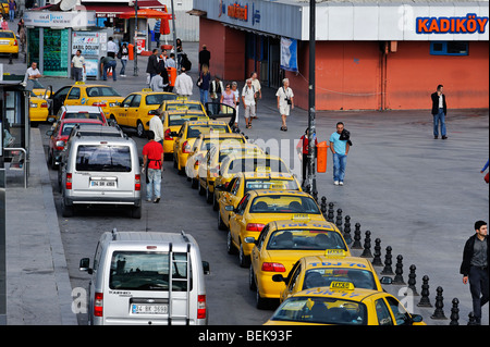 Des taxis alignés près du Bosphore Ferry terminal à Kadikoy Istanbul's Pier près de pont de Galata. Banque D'Images