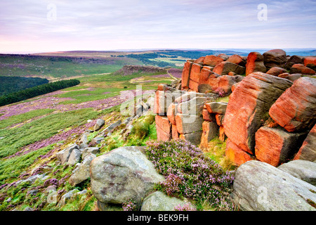 Higger Tor rocks illuminée par la lumière de l'été chaud l'aube dans le parc national de Peak District Banque D'Images