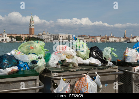 Venise Italie Déchets collecte des déchets Déchets services publics île de la Giudecca à Clocher Campanile vers la Place St Marc HOMER SYKKES Banque D'Images