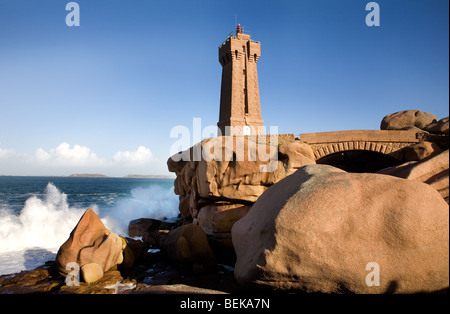 Le Pors Kamor phare le long de la Côte de granit rose / Côte de Granit Rose à Ploumanac'h, Bretagne, France Banque D'Images