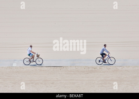 Les gens à vélo le long de la plage de Santa Monica à Los Angeles, Californie, USA Banque D'Images