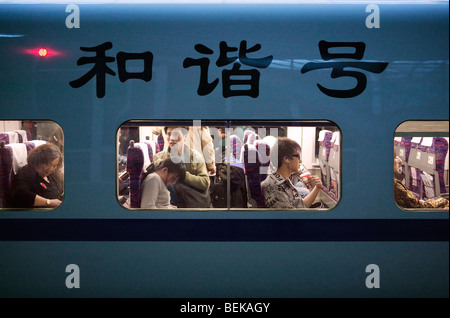 Train de voyageurs à Beijing Chine plein de passagers. Banque D'Images
