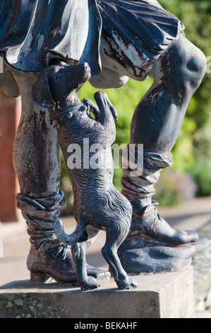 Détail d'une statue de plomb du XVIIIe siècle d'un chien de spectacle avec son maître, Powis Castle, Welshpool, Powys, Royaume-Uni Banque D'Images