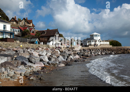 Une petite crique sur l'île de Wight, accessible uniquement par un sentier raide Banque D'Images