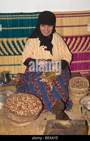 La production d'huile d'argan coopérative des femmes d'Essaouira Maroc Banque D'Images