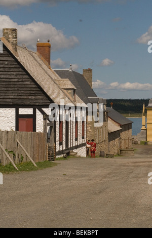 Dans les rues de Fort Louisbourg, un lieu historique national dans les provinces maritimes canadiennes. Banque D'Images