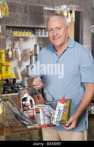 Portrait d'un homme faire du shopping dans un magasin de matériel Banque D'Images