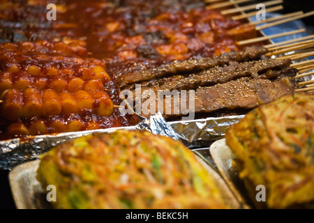 Dans l'alimentation de rue Marché Myongdong à Séoul en Corée du Sud Banque D'Images