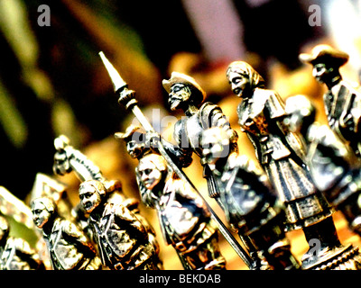 Créations de Cervantes : don Quijote / Don Quichotte, Sancho Panza et Dulcinea pièces des échecs en vitrine à Barcelone, Espagne. Banque D'Images