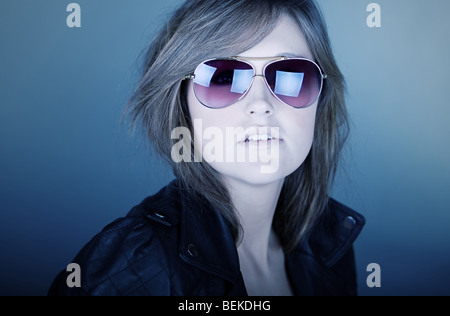 Tourné d'une superbe Brunette Adolescent dans Aviator Sunglasses Banque D'Images