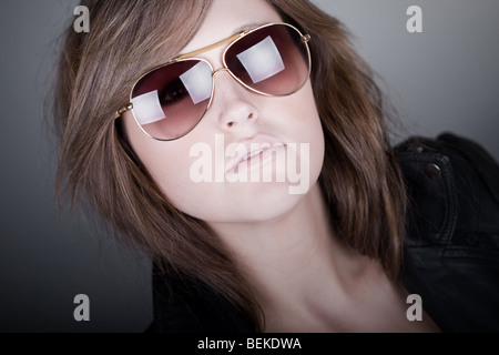 Tourné d'une superbe Brunette Adolescent dans Aviator Sunglasses Banque D'Images