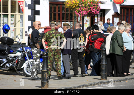 Soldats et ex-soldats et les gens ordinaires se réunissent à Wootton Bassett Wiltshire pour rendre hommage aux hommes tués en Afghanistan Banque D'Images