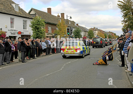 Soldats, ex-soldats et les gens ordinaires se réunissent à Wootton Bassett Wiltshire pour rendre hommage aux hommes tués en Afghanistan Banque D'Images