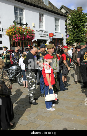 Soldats, ex-soldats et les gens ordinaires se réunissent à Wootton Bassett Wiltshire pour rendre hommage aux hommes tués en Afghanistan Banque D'Images