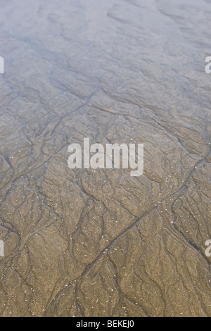 Abstract pattern dans le sable créé par les vagues de reculer dans l'océan à Playa del Coco, Province de Guanacaste, Costa Rica. Banque D'Images