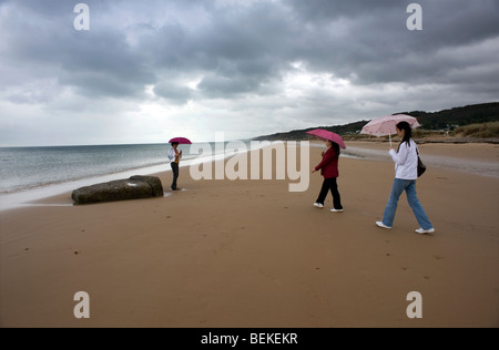 Omaha Beach, Normandie, France. Les touristes visitent demeure de WW2 D Jour allemand ruines blockhaus sur la plage. Banque D'Images