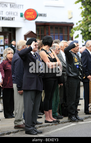 Soldats et ex-soldats et les gens ordinaires se réunissent à Wootton Bassett Wiltshire pour rendre hommage aux hommes tués en Afghanistan Banque D'Images