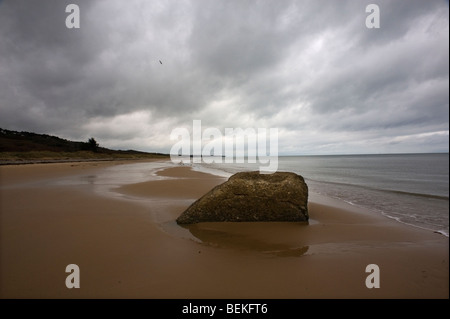 Omaha Beach, Normandie, France. Vestiges de WW2 D Jour allemand ruines blockhaus sur la plage. Banque D'Images