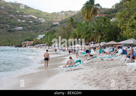 Les passagers des navires de croisière de profiter de la plage de Cane Garden Bay, Banque D'Images