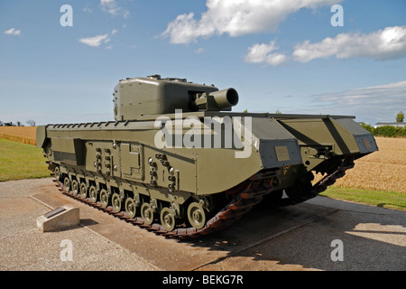 Un hôtel récemment rénové avec British Churchill AVRE réservoir sur afficher dans Lion-Sur-Mer, Normandie, France. Banque D'Images