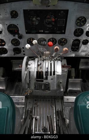 Gros plan du contrôle central de 'SNAFU Special', un Dakota C47, utilisé dans les débarquements du Jour J à la Batterie de Merville, Normandie. Banque D'Images