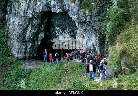 Les marcheurs en face de grotte dans les montagnes à Appenzell, Suisse Banque D'Images