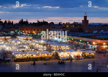 Juste après l'aube à Jamaa el Fna, Marrakech, Maroc. Banque D'Images