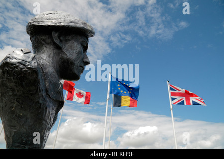 L'UE et la seconde guerre mondiale, je vois des drapeaux à côté du buste à lieutenant-colonel Otway T à la batterie allemande de Merville, Normandie. Banque D'Images