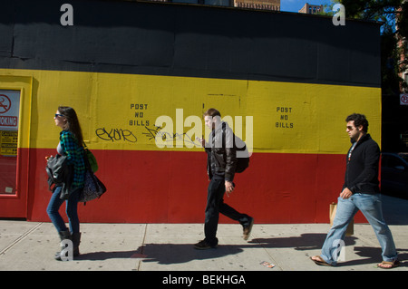 Les gens passent un mur qui dit Poster Aucune facture dans le quartier de l'East Village de New York Banque D'Images