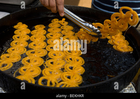 Un vendeur de frites à l'jalebi indien Diwali foire de rue dans le quartier de Jackson Heights Queens à New York Banque D'Images