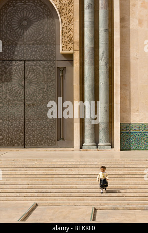 Une petite fille marocaine joue dans la cour de la Mosquée Hassan II, Casablanca, Maroc, Afrique Banque D'Images