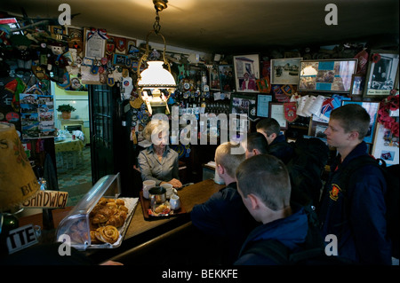 Arlette Gondree-Pritchett dans le Gondree Cafe chez Pegasus Bridge, Benouville, Normandie, France. Banque D'Images