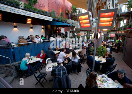 Amérique du Nord, Canada, Québec, le Vieux Montréal, la Place Jacques Cartier, les gens à manger Jardin Nelson Banque D'Images