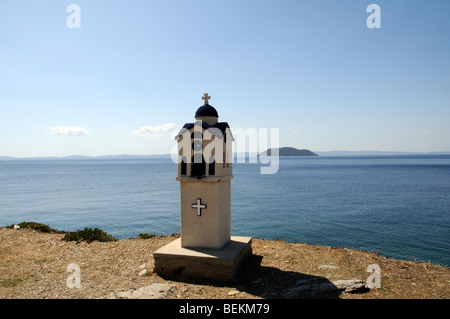 Sanctuaire grec religieux à Neos Marmaras donnant sur le golfe de Toroneos et la Grèce du nord de l'Île New Cabanon Banque D'Images