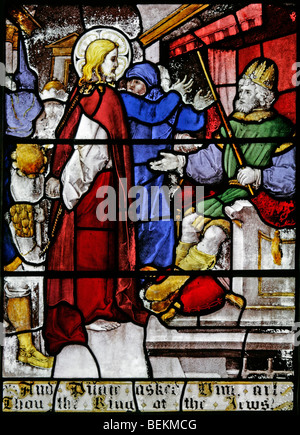 Un détail du vitrail de la fenêtre de l'est à l'église All Saints, Shipdham, Norfolk représentant Jésus Christ avant de Ponce Pilate Banque D'Images