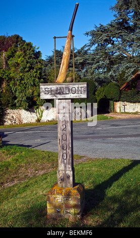 Un village avec un signe de cricket en bois sculpté de la batte et la balle appuyé contre un guichet Sutton, West Sussex, England, UK 2009 Banque D'Images