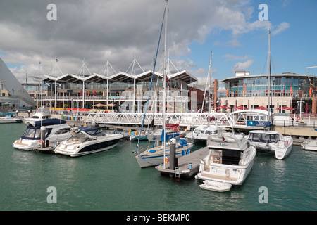 Vue sur le centre commercial GUNWHARF QUAYS et la navigation de plaisance, Portsmouth, Royaume-Uni Banque D'Images