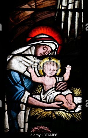 Détail d'un vitrail représentant Marie et l'enfant Jésus, l'église All Saints, Shipdham, Norfolk Banque D'Images