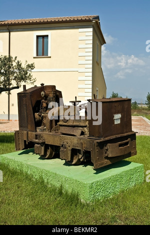 Très vieille petite locomotive dans une ferme à Salerne, Campanie, Italie Banque D'Images