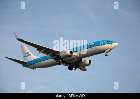 Un Boeing 737-800 KLM en venant d'atterrir à l'aéroport de Londres Heathrow, Royaume-Uni. Août 2009. (PH-BXZ) Banque D'Images