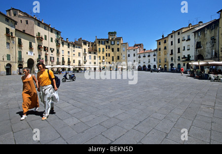 Les touristes à la Piazza Amfiteatro à Lucca, Toscane, Italie Banque D'Images