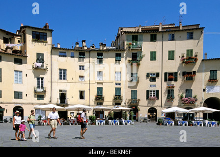 Les touristes à la Piazza Amfiteatro à Lucca, Toscane, Italie Banque D'Images