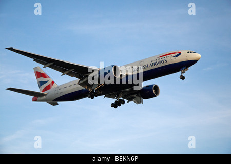 Un British Airways (BA) Boeing 777-236(ER) arrivant sur la terre à l'aéroport de Londres Heathrow, Royaume-Uni. Août 2009. (G-VIIY) Banque D'Images