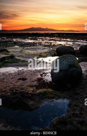 Coucher de soleil sur Arran, vu de côte au nord de Ardrossan Banque D'Images