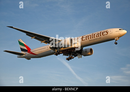 Un Boeing 777-36Unis N(ER) arrivant sur la terre à l'aéroport de Londres Heathrow, Royaume-Uni. Août 2009 (A6-REC) Banque D'Images