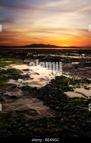 Coucher de soleil sur Arran, vu de côte au nord de Ardrossan Banque D'Images