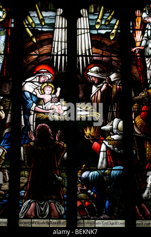 Détail d'une fenêtre en vitrail représentant la Nativité; adoration des Magi; All Saints Church, Shipdham, Norfolk Banque D'Images