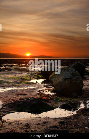 Coucher de soleil sur Arran, vu de côte au nord de Ardrossan Banque D'Images