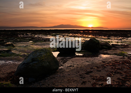 Coucher de soleil sur Arran, vu de côte au nord de Ardrossan Banque D'Images