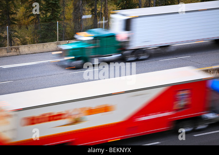 Motion image floue d'un transport de camions sur l'autoroute transcanadienne, Banff National Park, Alberta, Canada. Banque D'Images